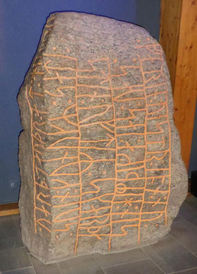 Runensteine wurden eine ganze Anzahl in der Umgebung gefunden