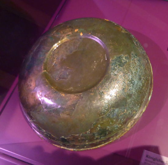 Silberschale als Grabbeigabe