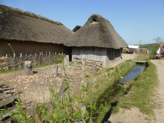 In der Wikingerzeit durchfloss an dieser Stelle ein kleiner Bach die Siedlung. Um sich vor Überschwemmungen zu schützen, hatten die Bewohner von Haithabu seine Ufer befestigt. Die verschiedenen Formen der Bachuferbefestigung wurden hier nachgebaut.