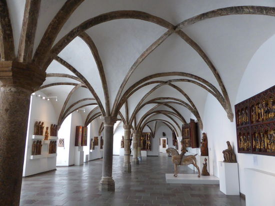 gotische Halle mit kirchlicher Kunst
