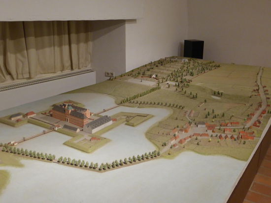 Modell des gesamten Komplexes - vorne die Museumsinsel (noch als befestigte Insel dargestellt) - ganz hinten links der Barockgarten mit Globushaus