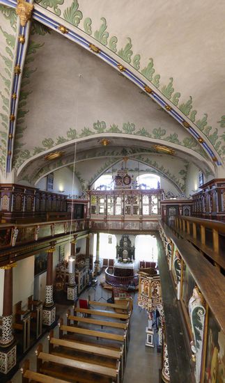 Blick auf die Nordwand der Schloßkapelle mit Betstuhl über dem Altar