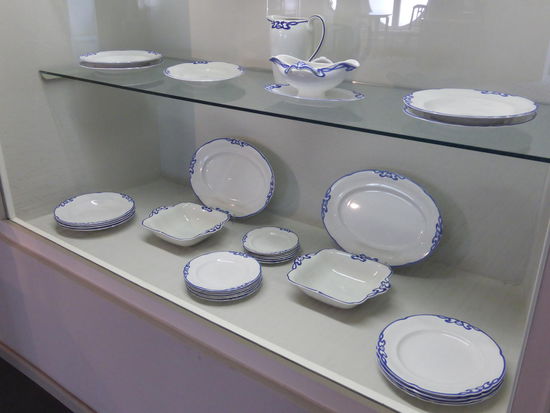 Speiseservice - Josef Maria Olbrich (1867-1908) - Steingut mit reliefiertem Blaubanddekor - um 1918 - von Villeroy &amp; Boch