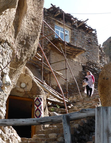Die einheimischen Frauen tragen zum überwiegenden Teil nicht die üblichen schwarzen Tschadors, sondern farbige Umhänge mit floralen und geometrischen Mustern.