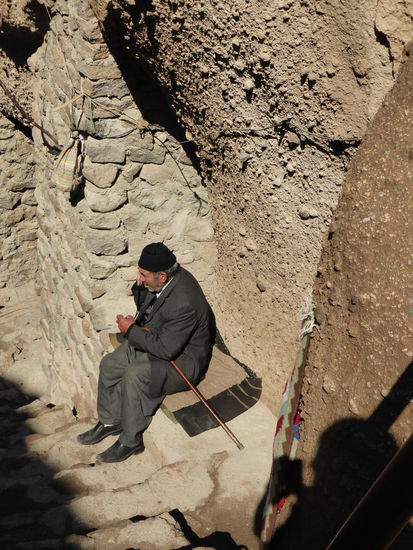 auch die Bewohner gehen mit der Zeit und telefonieren mit dem Handy