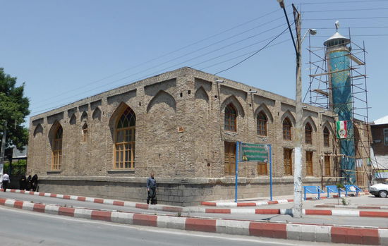 diese von außen unscheinbare Moschee überrascht jeden Besucher, der das Innere betritt.