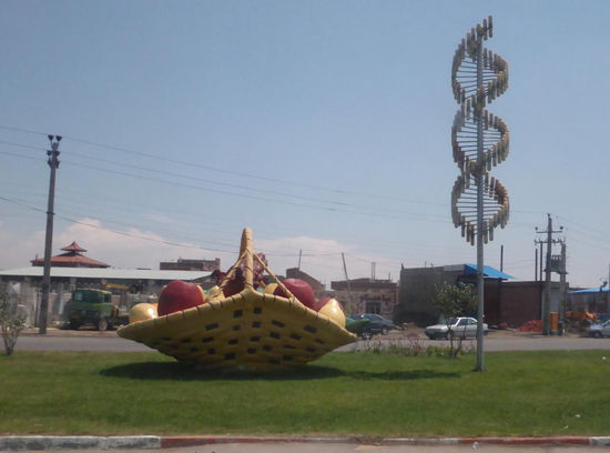 fast jeder Kreisverkehr ist mit kunstvollen Dekoeelemente geschmückt - wir haben das zum ersten Mal im Oman gesehen - inzwischen kann man die Verschönerungen vereinzelt auch bei uns bewundern