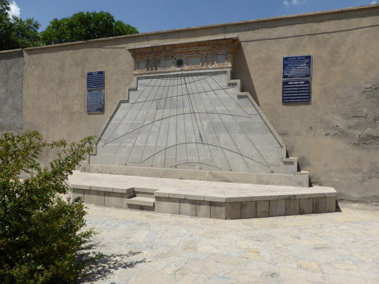 An der Nordmauer der zugehörigen Parkanlage steht eine große Sonnenuhr, die 2005 installiert wurde.