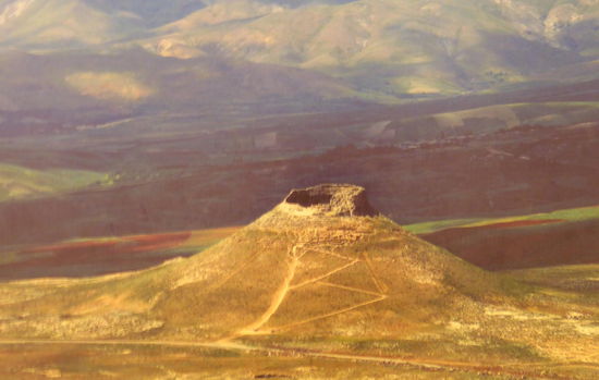 Zendan-e Soleiman - leider können wir aus dem genannten Zeitmangel hier nicht heranlaufen.