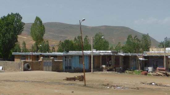 auf der Weiterfahrt fallen zunehmend Häuser auf, deren Dächer mit einer Blechhaut abgedeckt sind. (Aluminium oder Zink?)