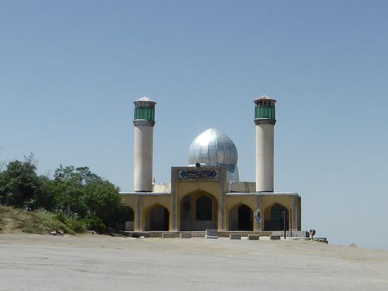 am Straßenrand sehen wir immer wieder neu erbaute oder im Bau befindliche Moscheen