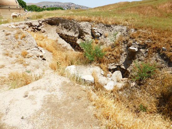 An einigen Stellen sind wohl illegale Grabungen abgelaufen.