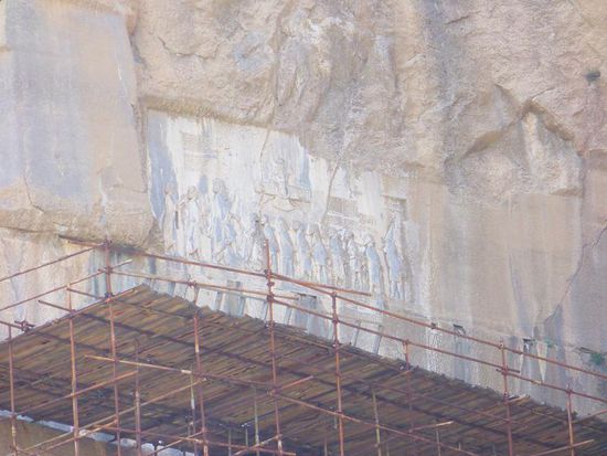 Man kann lediglich mit starkem Tele die in zahlreichen Abbildungen gezeigten Details erahnen.