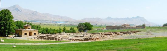 Ruinen der ilkhanidlsche Karawanserei im Vordergrund - die renovierte Karawanserei im Hintergrund