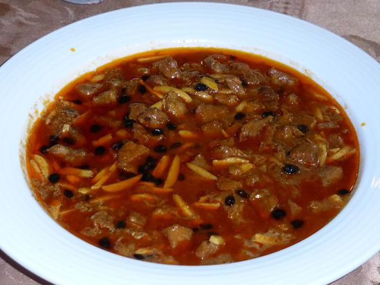 Lammgulasch mit Berberitze und Mandelstiften