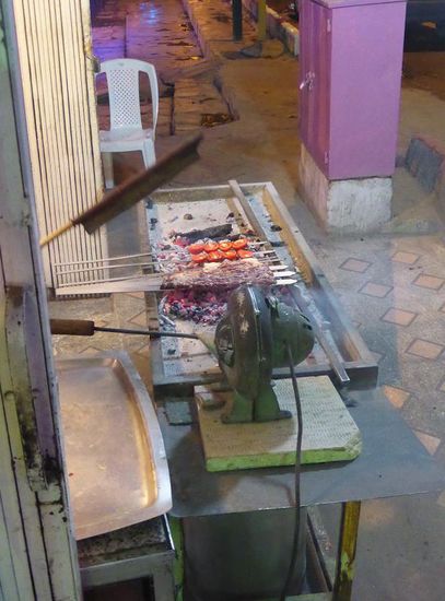 die ersten Kebabs liegen bereits auf dem Grill