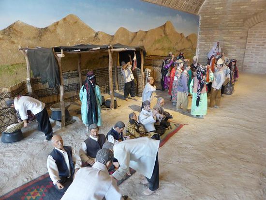 Hochzeits-Zeremonie - die Braut kommt auf dem Esel (ganz hinten im Bild)