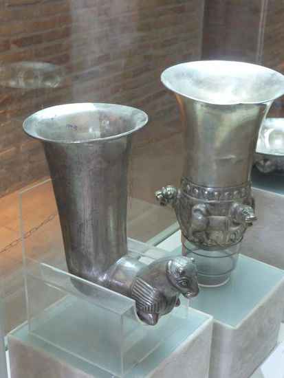 Silbergefäße aus vorchristlichen Jahrhunderten