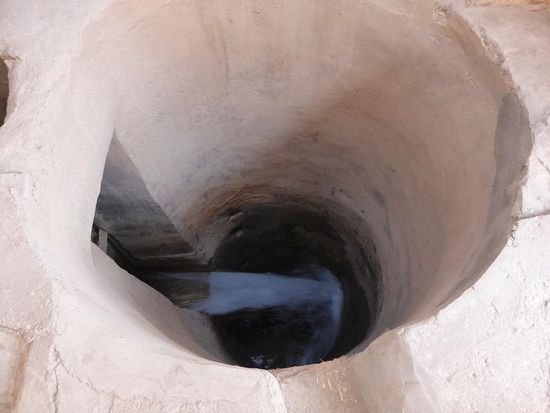 mit enormer Kraft schießt das Wasser ein und triebt (s. Modell) - ein waagerecht liegendes Mühlenrad an.