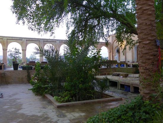 Innenhof - hier sind wie überall teppichbelegte Sitzpodeste sowohl zum Essen als auch zum Teetrinken und Shisharauchen aufgestellt.