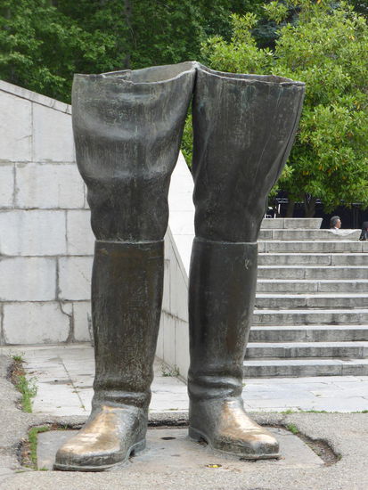 die überlebensgroßen Reitstiefel links der Eingangstreppe sind Teil einer ehemaligen Reza Shah-Statue