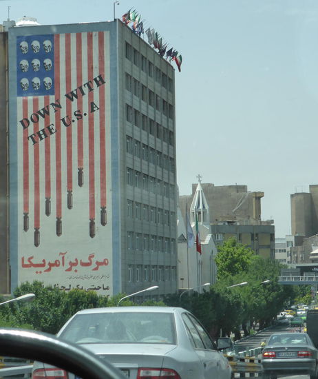 große Wandbemalungen auf der Fahrt durch die Stadt