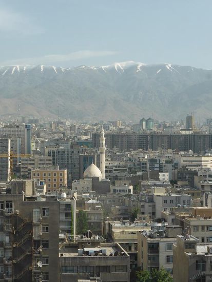 Blick nach Norden auf die Gebirgskette - seit gestern auch wieder frisch schneebedeckt