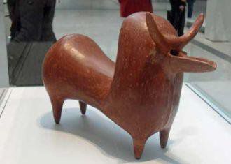Vase in the shape of a hump-backed bull