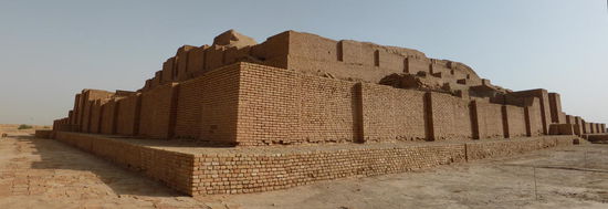 Die Zikkurat ist jetzt 25 m hoch (ursprünglich etwa 52 m), das Bauwerk selbst war aus ungebrannten Lehmziegeln errichtet, die Aussenmauern jedoch aus gebrannten Ziegeln.