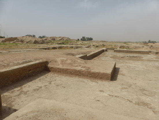 Ausgrabungen fanden dort 1965 bis 1978 unter der Leitung von Ezat O. Negahban statt - unter dem nächstgelegenen Hügel vermutet man ein Zikkurat - Ausgrabungen findet seit 2003 wider statt.