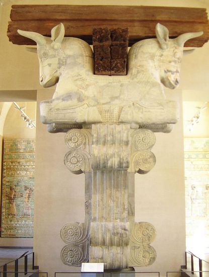 Kapitell in der Ausstellung des Louvre (Paris)