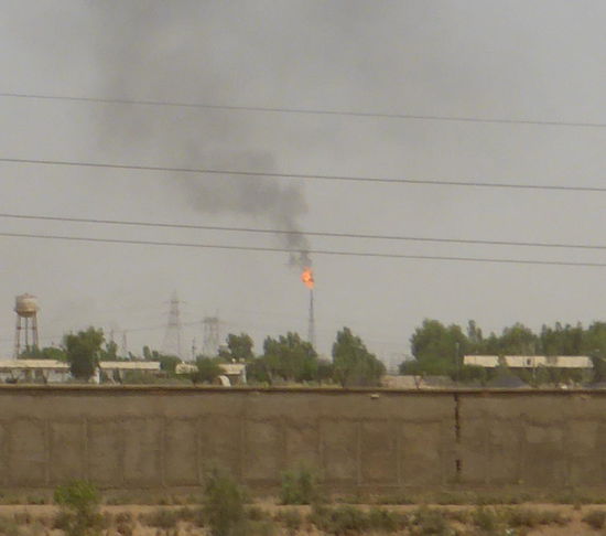 weiter geht es durch flaches Land mit viel Erdöl- oder Erdgasförderanlagen