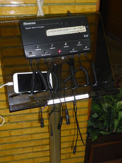 noch nicht gesehen - eine Ladestation für alle möglichen Smartphones - jedoch fehlt wegen des Embargos (?) das iphone!