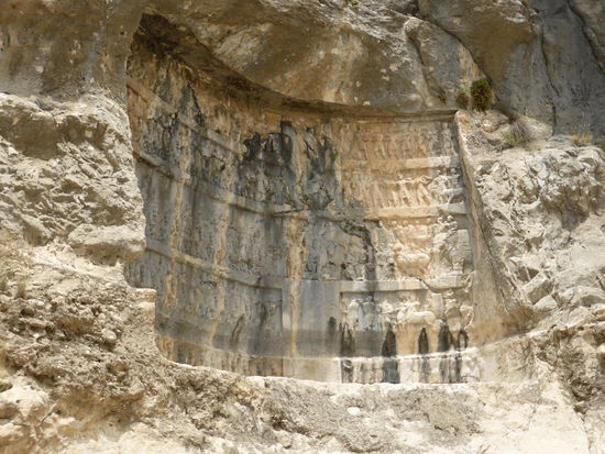 es ist auf der linken Seite durch Wasser stark verwittert - aber man kann in der 3. Zeile erkennen, dass Elefanten erscheinen, was einen Sieg über die Kuschana andeutet