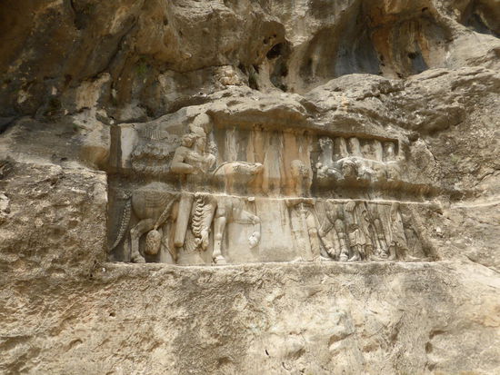 Das zweite Relief zeigt Bahrams II. Sieg über die Araber 277 n. Chr.