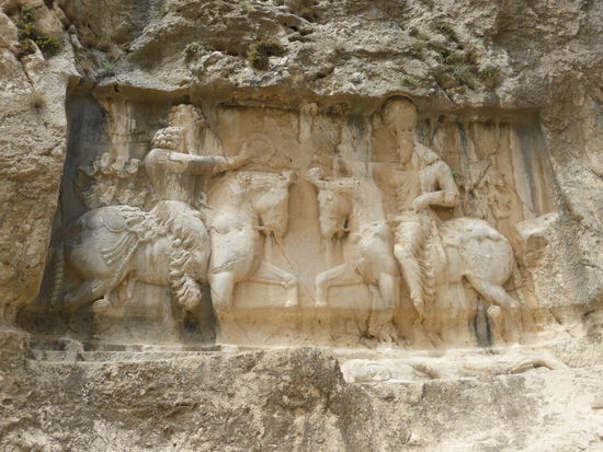 Das dritte Relief  zeigt die Investitur von Bahram I. -Man beachte die hohe Krone der rechten Figur und den unten liegenden Unterlegenen