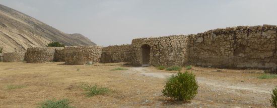 Teile der alten Stadtmauer mit vorstehenden Bastionen sind noch gut erhalten