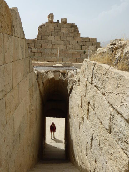 nördlich der Palastanlage liegt der Anahita-Tempel (Wassertempel), der unterirdische Raum enthält