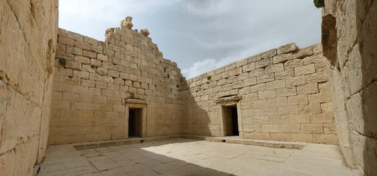 ein Wasserbecken, das vom Fluß über Rinnen und Kanäle gespeist wurde.