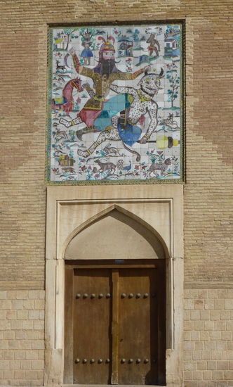 Fliesenbild über dem Eingangsportal: Der legendäre Held Rostam bezwingt einen Dämonen