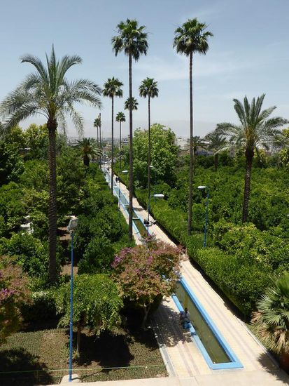 Der Kanal von Saadi's Mausoleum durchfließt auch den Delgosha Garten