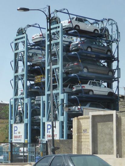 eigentlich parken die Iraner wo sie wollen, aber es scheint auch reguläre Möglichkeiten zu geben