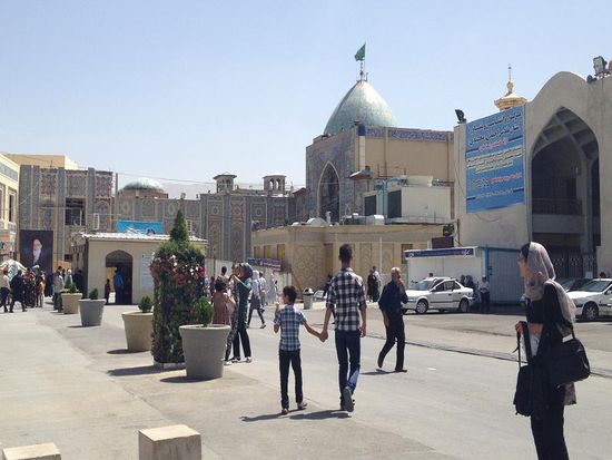 Zugang zum Shah-Cheragh-Heiligtum erfolgt nur mit nach Geschlechtern getrennten Körperkontrollen. (vorderes Häuschen) - Ulrike muß sogar den Lippenstift abnehmen und erhält zur Vollverschleierung einen Umhang.