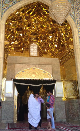 Die Innenräume sollen mit Spiegelmosaiken ausgestattet sein, da wir Nicht-Moslime sie jedoch nicht betreten dürfen, können wir auch den dort befindlichen Schrein nicht bewundern. Vor dem Eingang werden die üblichen Familienfotos gemacht