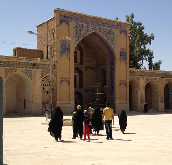 Nordportal mit fliesengeschmückten Muqarnas und einem schönen Inschriftsband - 1621 gestiftet von Gouverneur Imam Qoli Khan  .