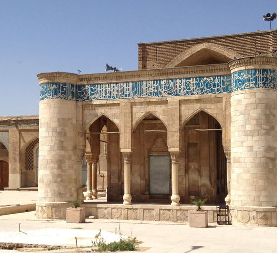 im Innenhof steht das Haus Gottes (Khoda Khaneh) - ein rechteckiger Bau mit Säulen und Ecktürmen, der 1351 vollendet wurde.