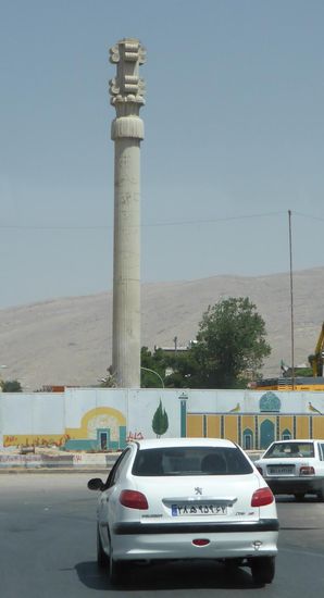 durch die Stadt mit Vorgeschmack auf die Persepolis Säulen - in Iran sind die Graffitis noch gegenständlich