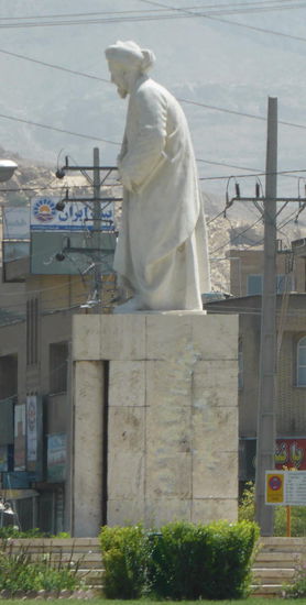 vorbei an der Saadi Statue