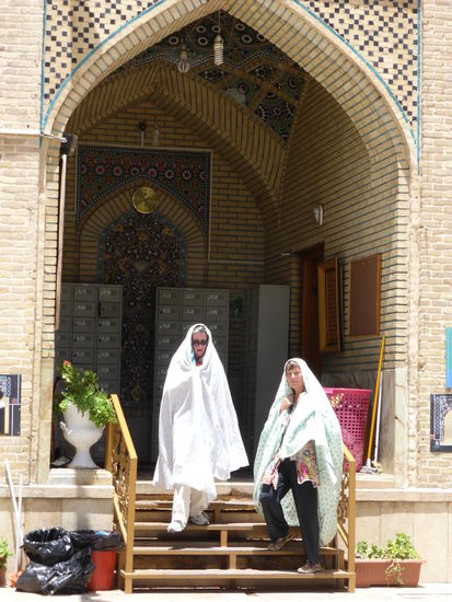 unsere beiden verhüllten Begleiterinnen