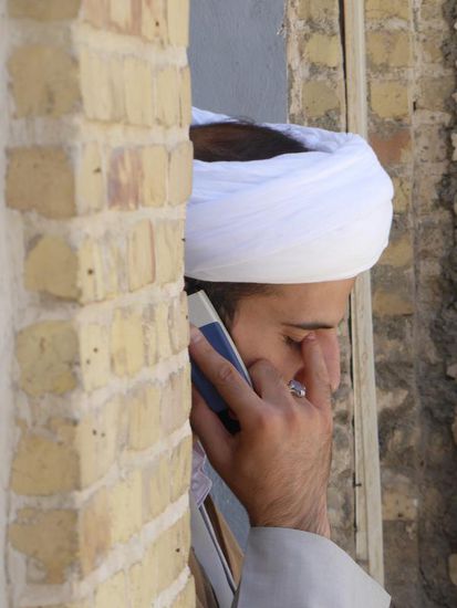 auch Mullahs telefonieren mit Smartphone